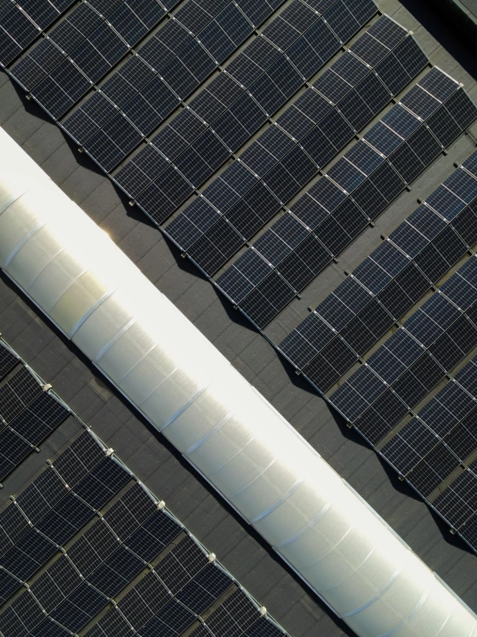 Zonnepanelen en batterijopslag voor EV-laden